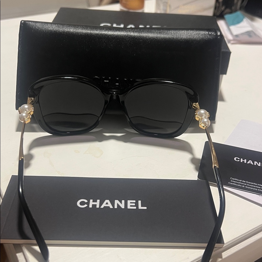 CHANEL- Classic Pearl Sunglasses - Picture 10 of 11